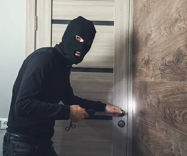 ladro furto appartamento